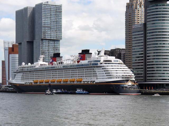 Disney Dream aan de Cruiser Terminal Rotterdam